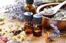 Flacons d'huiles essentielles utilisés en aromathérapie.